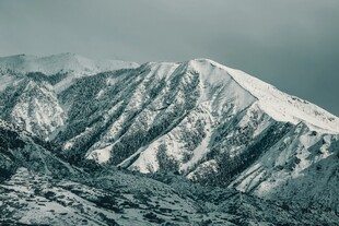巍峨雪山壮丽景致