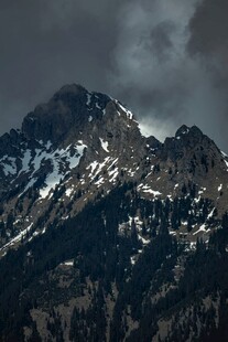 巍峨雪山云雾缭绕之景