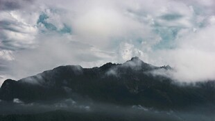 云雾缭绕的壮丽山峦