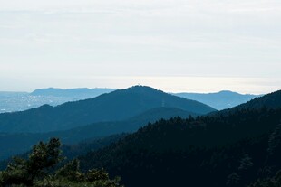 连绵山峦景色