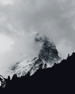 云雾中的巍峨雪山