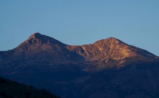 夕阳下的壮丽山峦