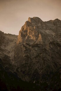 夕阳下的巍峨山峰