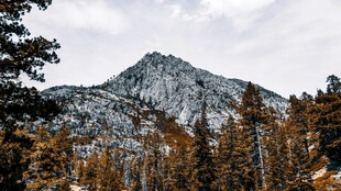山林间的巍峨山峰
