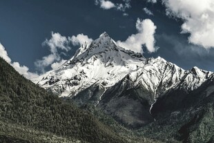 巍峨雪山壮丽自然景观