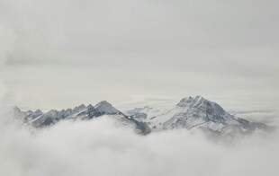 云雾缭绕的壮丽雪山