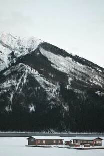 雪山下的宁静水上建筑群