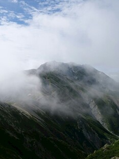 云雾缭绕的山峦美景