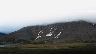 云雾缭绕的雪山美景