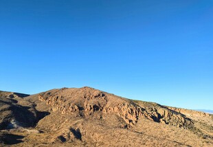 壮丽山景蓝天之下