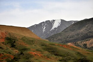山间秋色与远处雪山