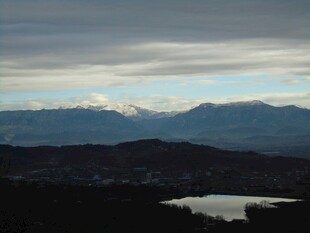 山间湖泊与远处雪山美景
