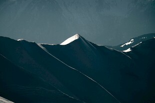巍峨雪山壮丽山景