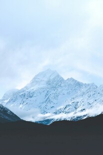 巍峨雪山壮丽景致