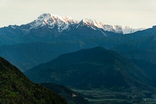 壮丽雪山下的连绵山峦