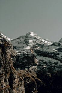 雪山峻岭壮丽风光