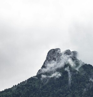 云雾缭绕的巍峨山峰