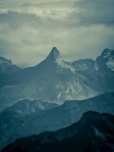 壮丽山峦云雾间美景
