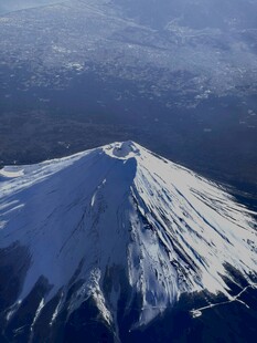 俯瞰富士山壮丽雪景