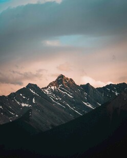 壮丽雪山与梦幻天空