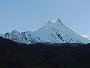 巍峨雪山壮丽景致