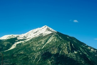 巍峨雪山绿意环绕