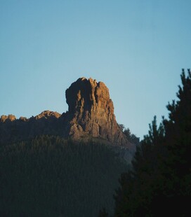 夕阳下的独特山峰景观