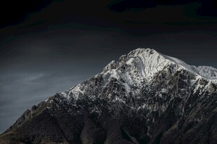 巍峨雪山壮丽景致