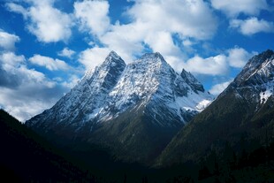 巍峨雪山映蓝天