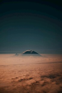 云海之上的孤山奇景