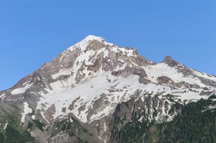 巍峨雪山壮丽景致