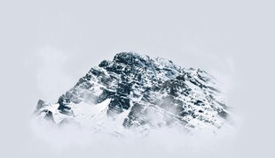 云雾缭绕的巍峨雪山