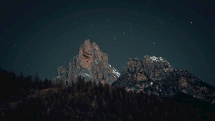 夜空下的巍峨山峰