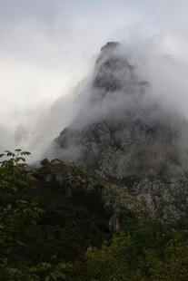 云雾缭绕的巍峨山峰