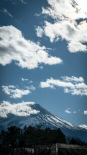 蓝天白云下的富士山美景