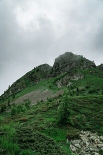 云雾缭绕的翠绿山峰