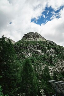 山峦葱郁间的蓝天白云