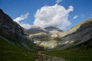 山间美景 蓝天白云下的山谷