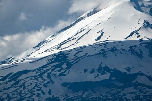 巍峨雪山壮丽景致