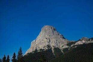 巍峨山峰与蓝天绿树