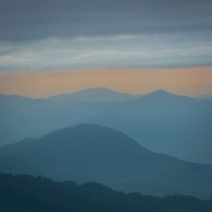 日暮下的朦胧山峦