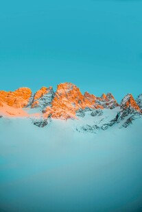 雪山映蓝天壮丽美景