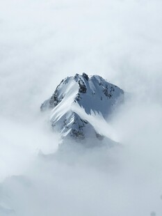 云雾中的巍峨雪山
