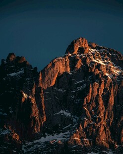 夕阳下的壮丽山峰