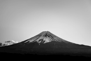 黑白富士山壮丽景致