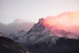 雪山日出壮丽美景