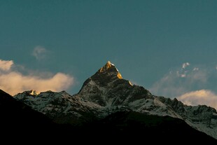 日照金山壮丽雪山美景