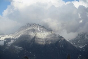 云雾缭绕的壮丽雪山