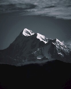 巍峨雪山壮丽景观