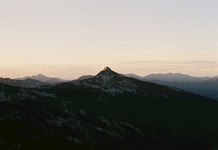 黄昏下的山峦美景